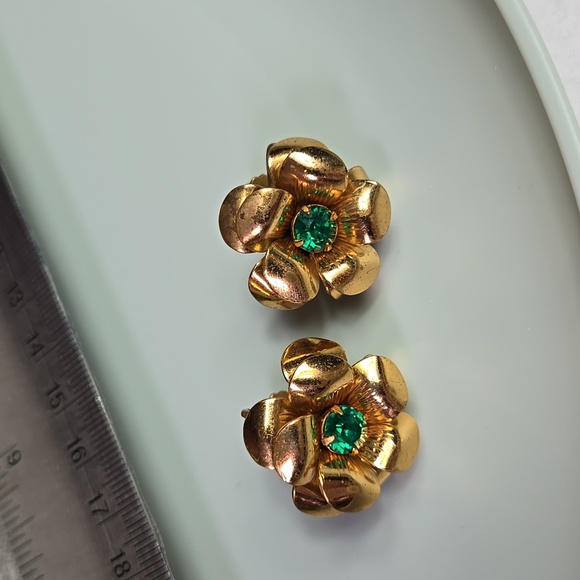 Vintage Gold Tone 3D Flower Earrings with Green Stone - Picture 13 of 17